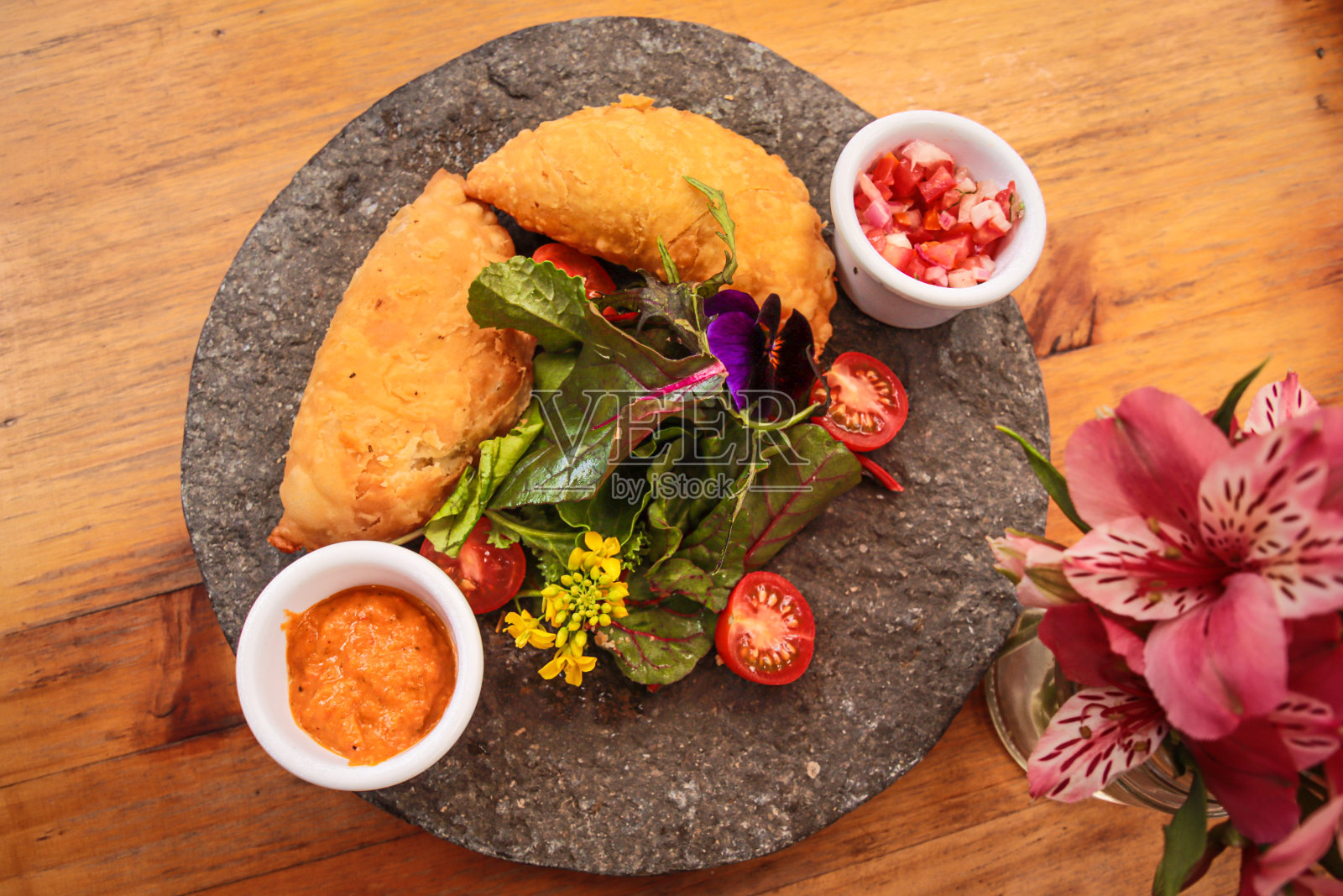 拉丁美洲炸肉馅卷饼。秘鲁的食物。照片摄影图片