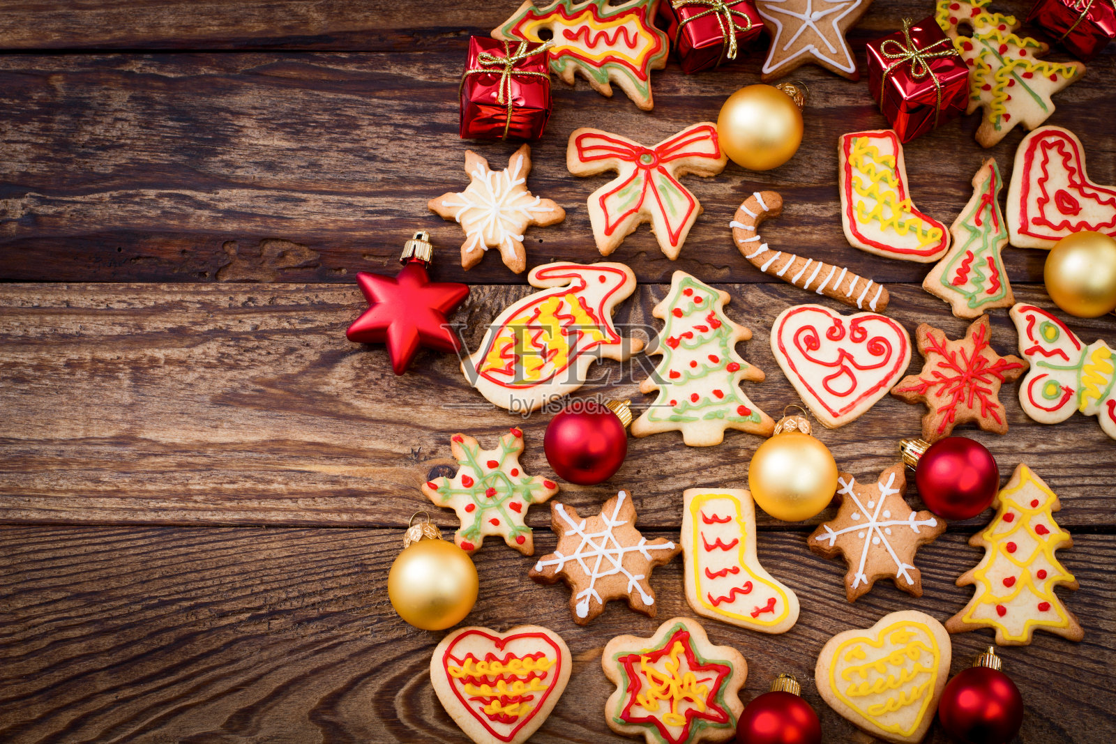 圣诞模型背景。木桌上的新年用品和食物。顶视图和复制空间。照片摄影图片