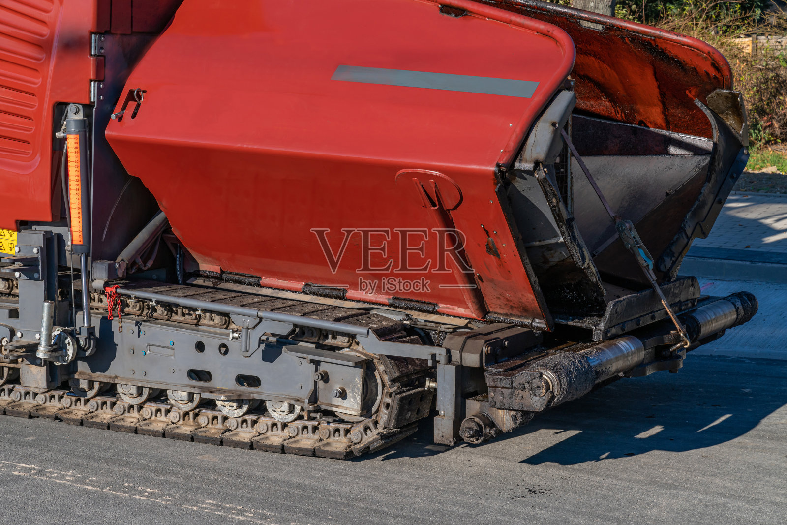 沥青履带式摊铺机前面。照片摄影图片