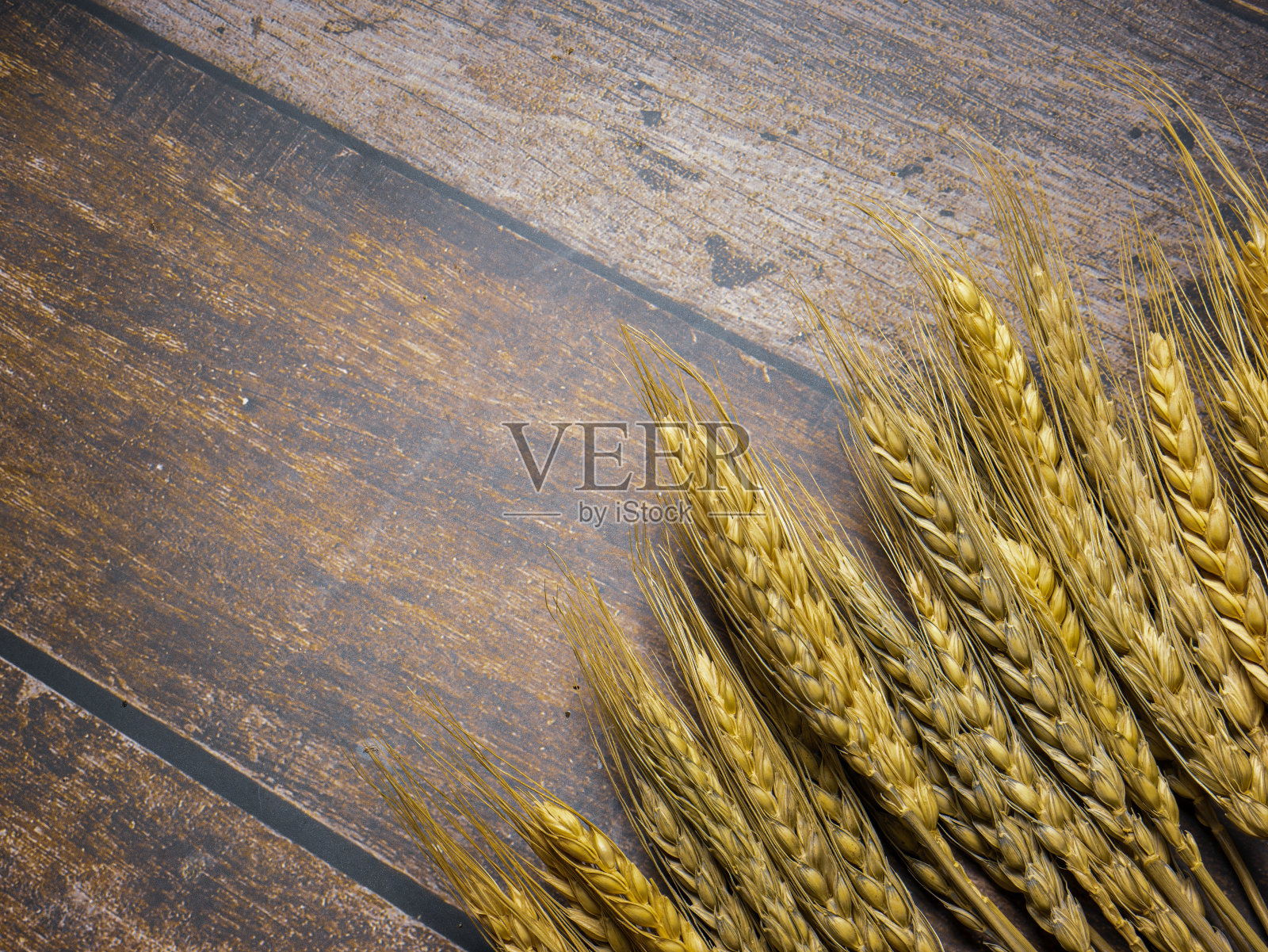 木质餐桌上的小麦为食物概念照片摄影图片