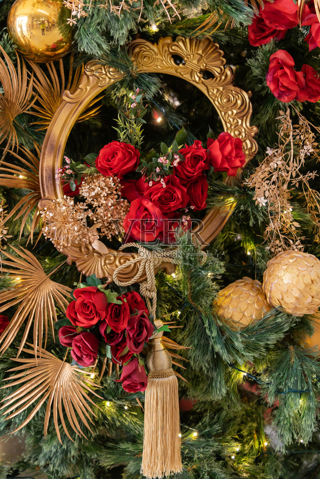 近距离观看挂在圣诞树上的圣诞装饰品。照片摄影图片