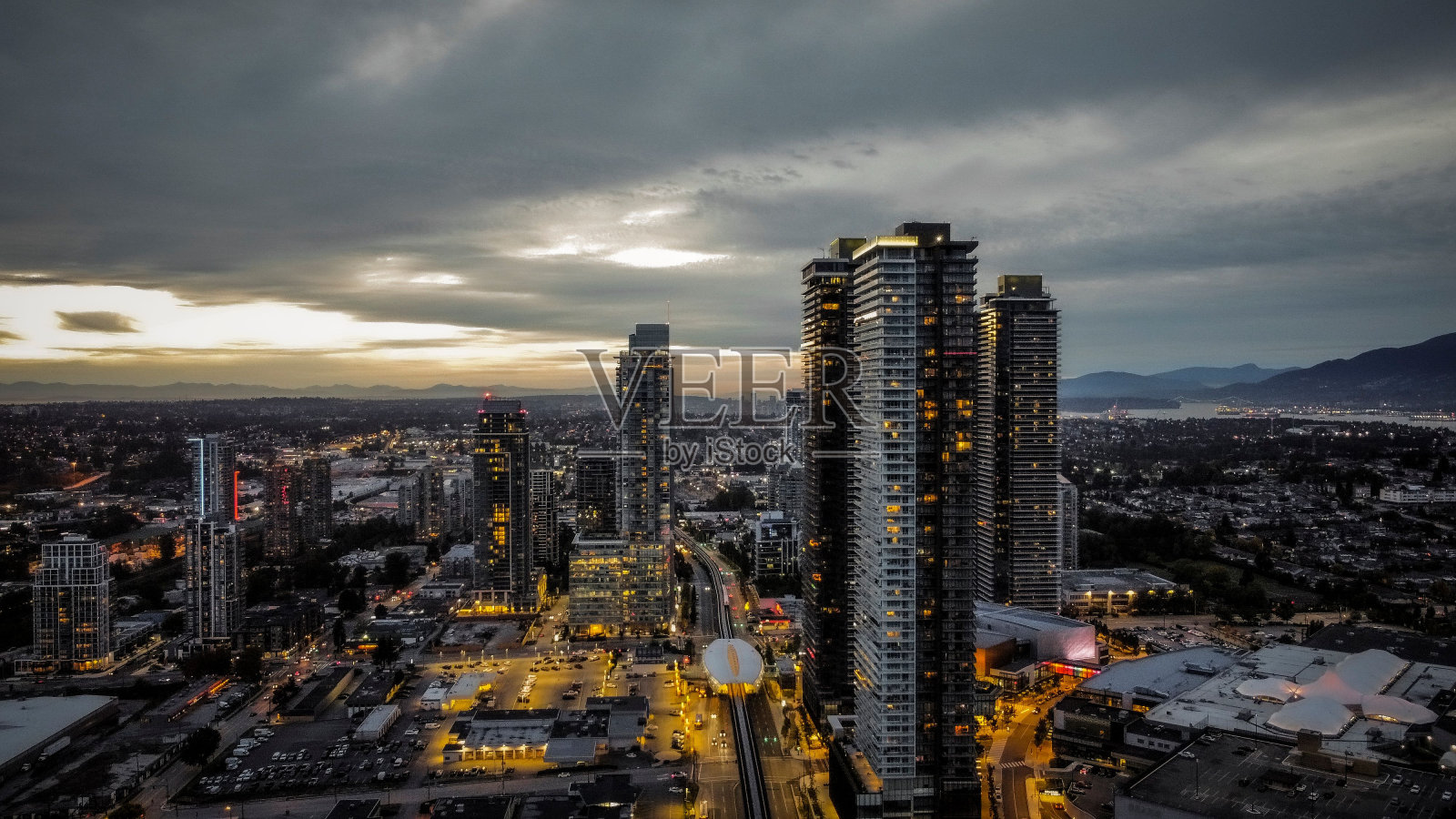 温哥华伯纳比的摩天大楼在灰色夕阳下的城市景观照片摄影图片