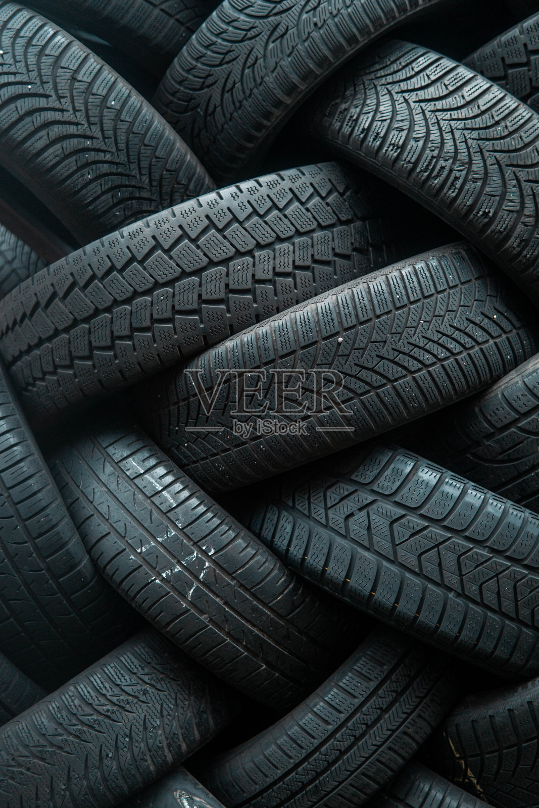 垂直拍摄一堆汽车轮胎照片摄影图片