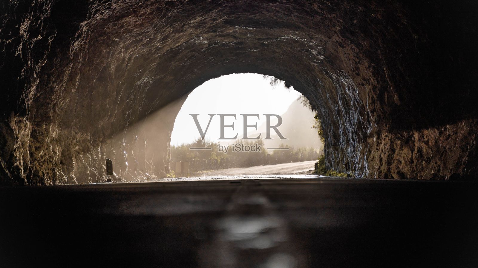 黄金时刻阳光洒进的老隧道照片摄影图片