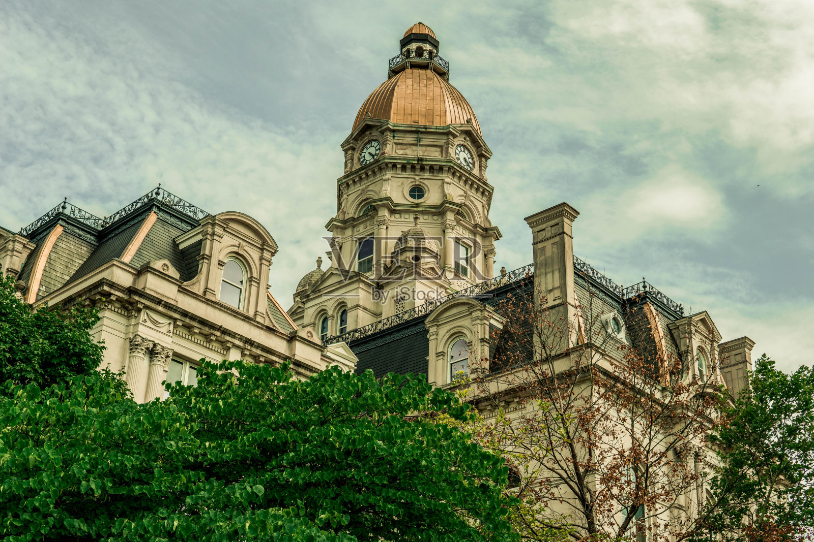 美国印第安纳州,圣母院金色圆顶在多云天空下的低角度照片摄影图片