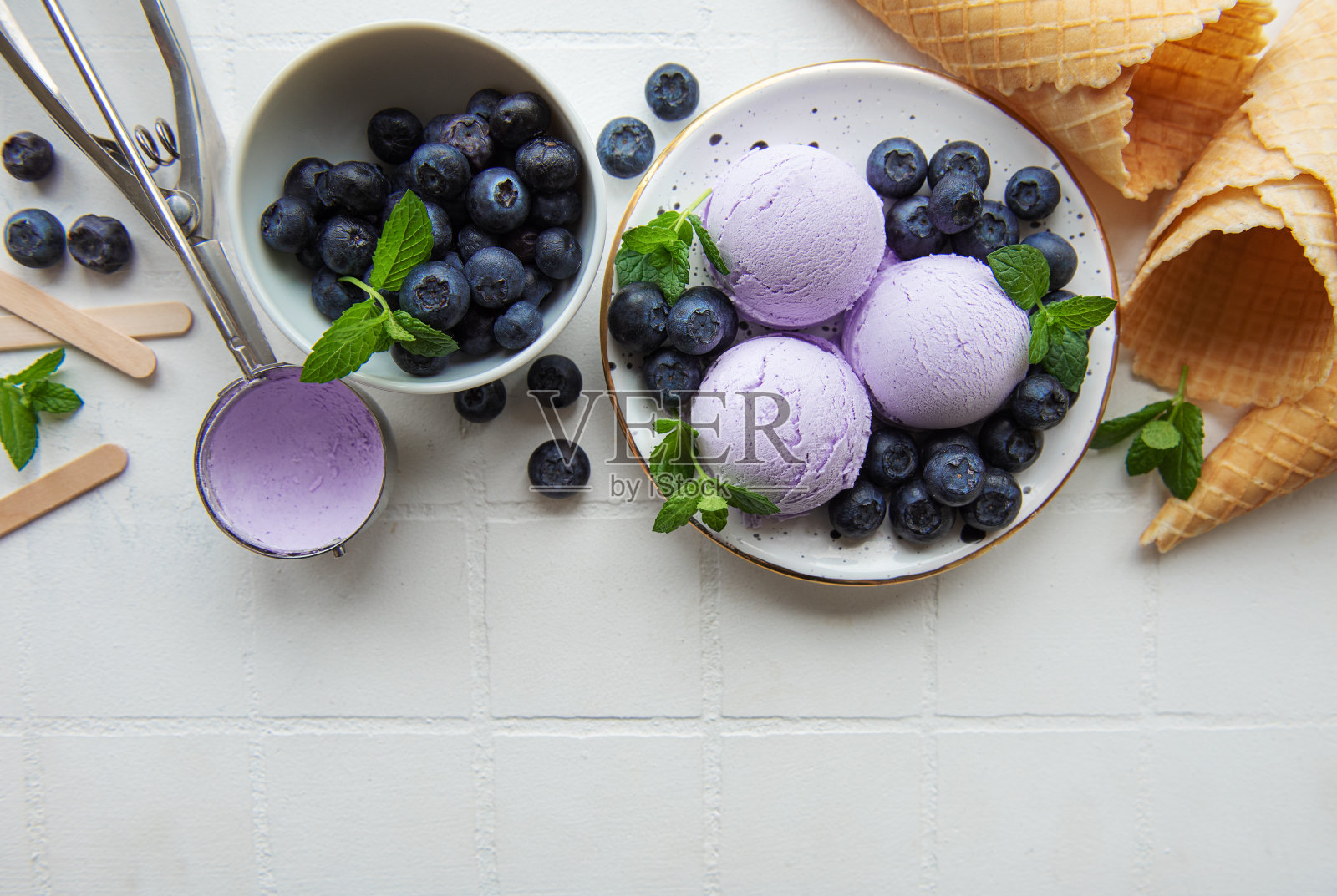 自制蓝莓冰淇淋配新鲜蓝莓照片摄影图片