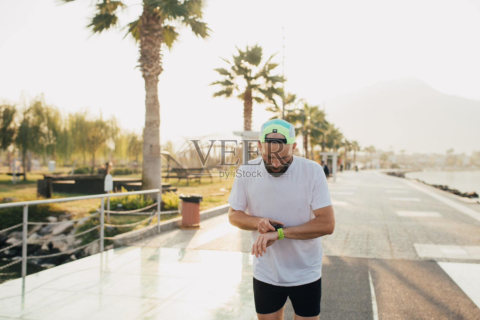 一个男人在公园里跑步。照片摄影图片