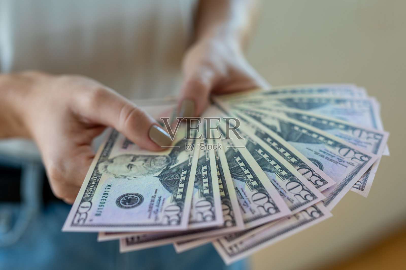 女性的手在数美元钞票照片摄影图片