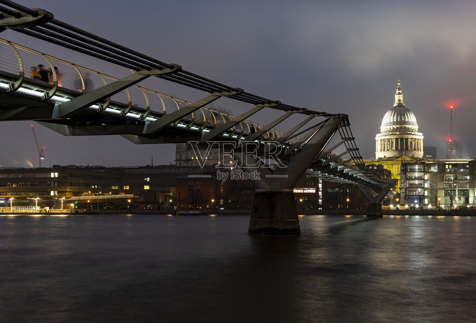 泰晤士河上的圣保罗大教堂照片摄影图片