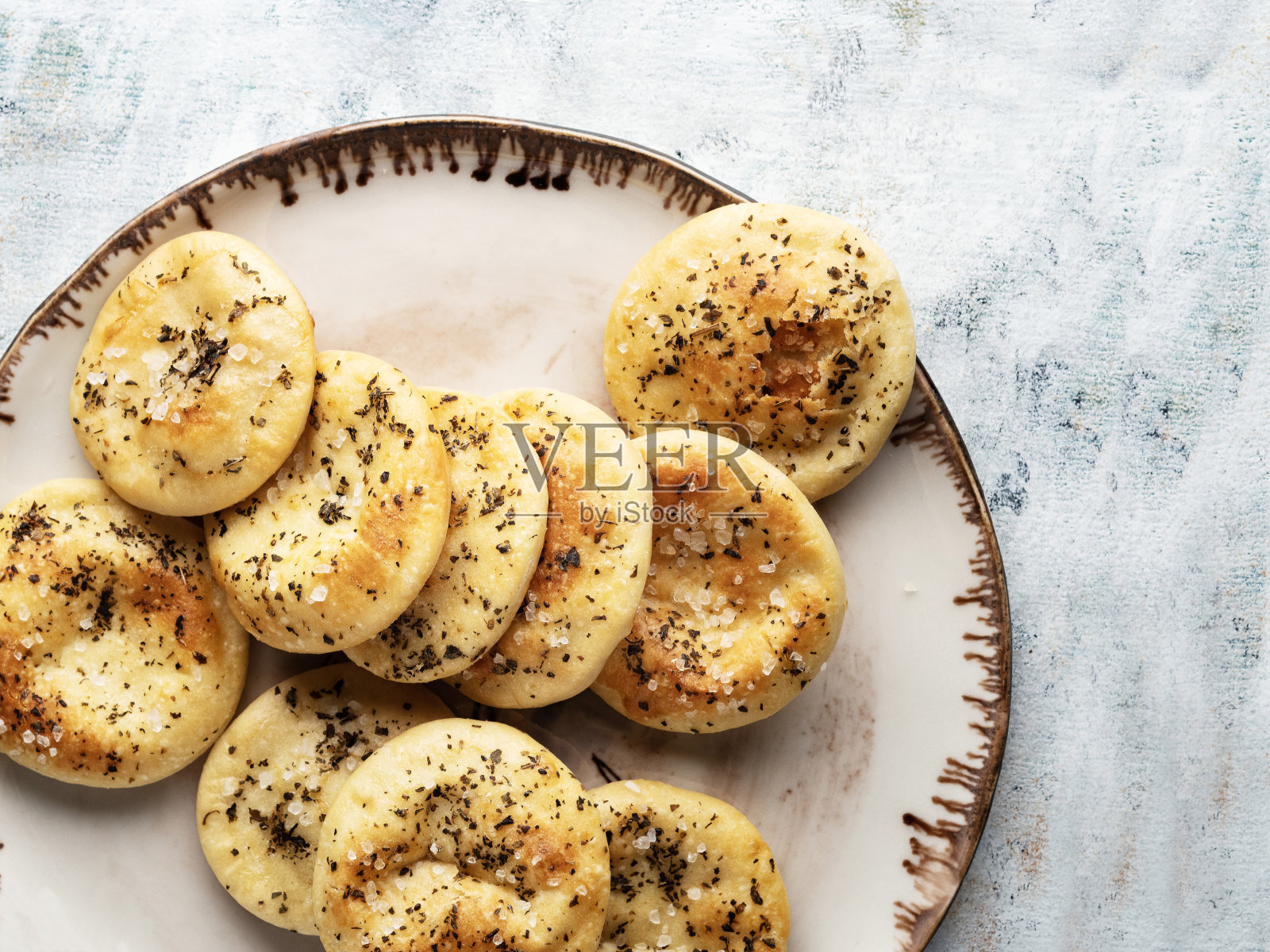 咸饼干,咸味饼干,饼干,饼干,圆黄油饼干堆,饼干照片摄影图片