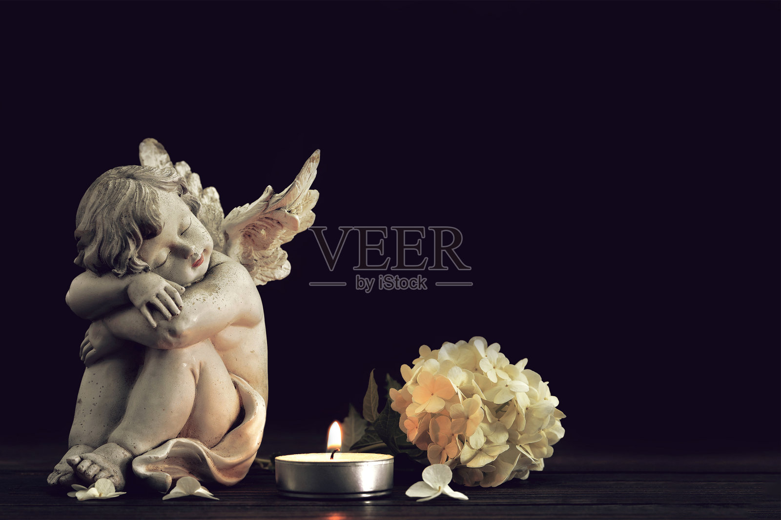 黑色背景上的葬礼鲜花和蜡烛照片摄影图片