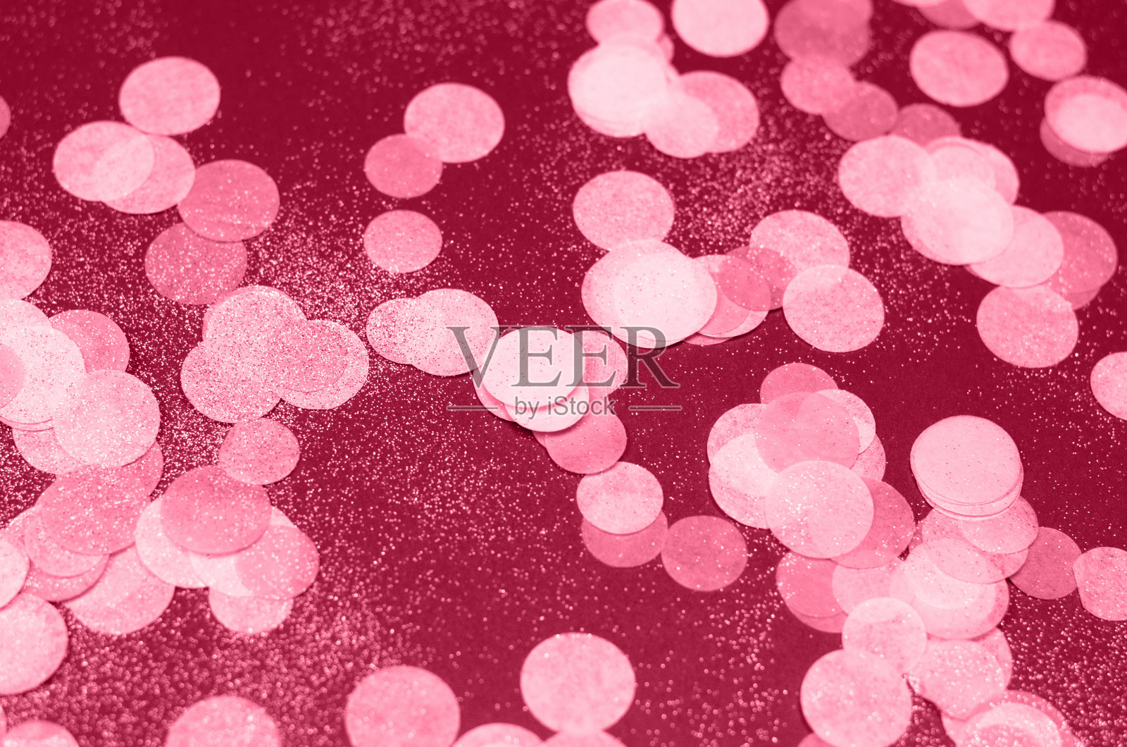 圆形五彩纸屑的节日背景。2023年的颜色。万岁。洋红色。照片摄影图片