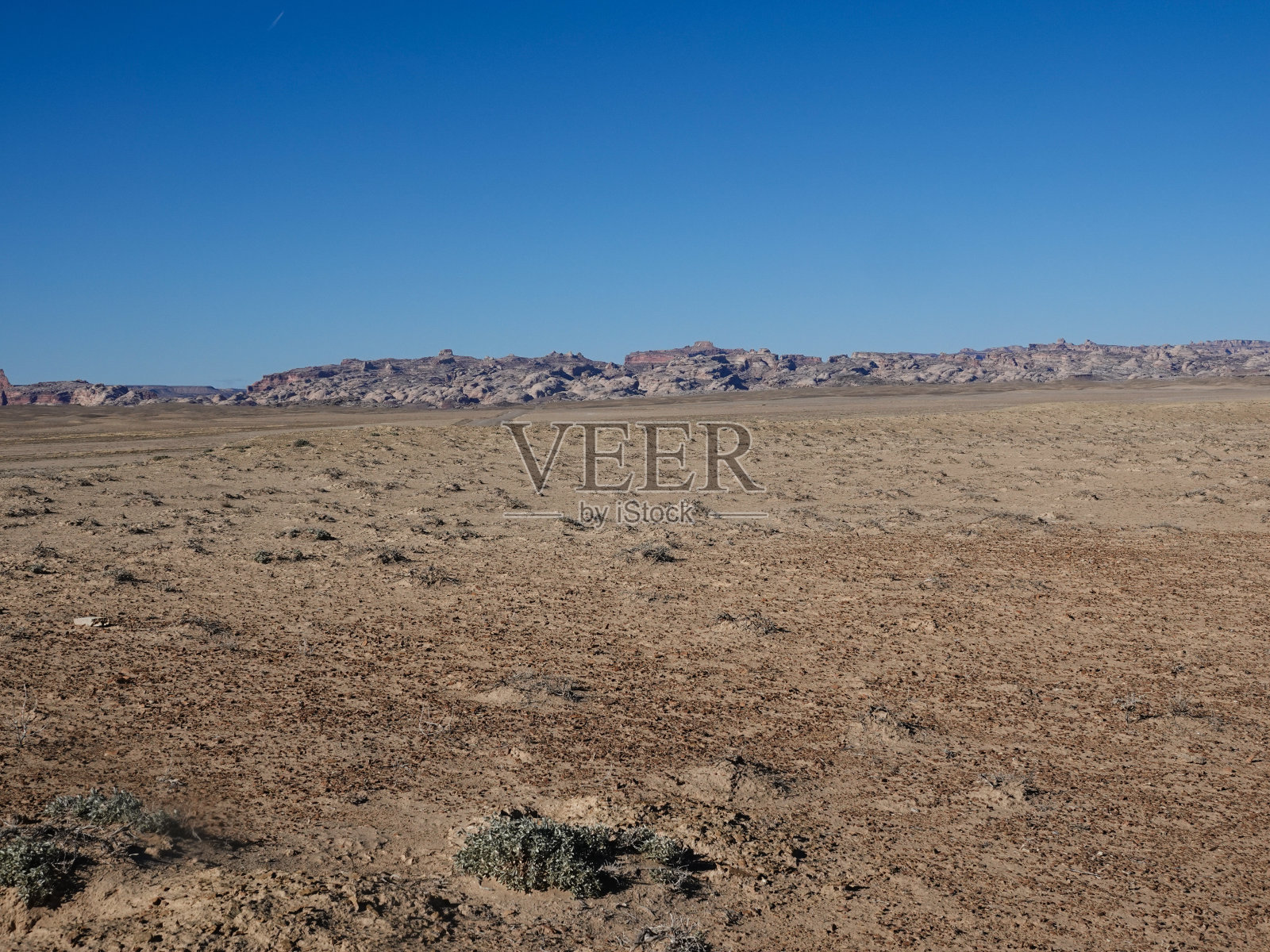 远处的圣拉斐尔礁与沙漠前景,安拉斐尔韦尔,犹他州。照片摄影图片