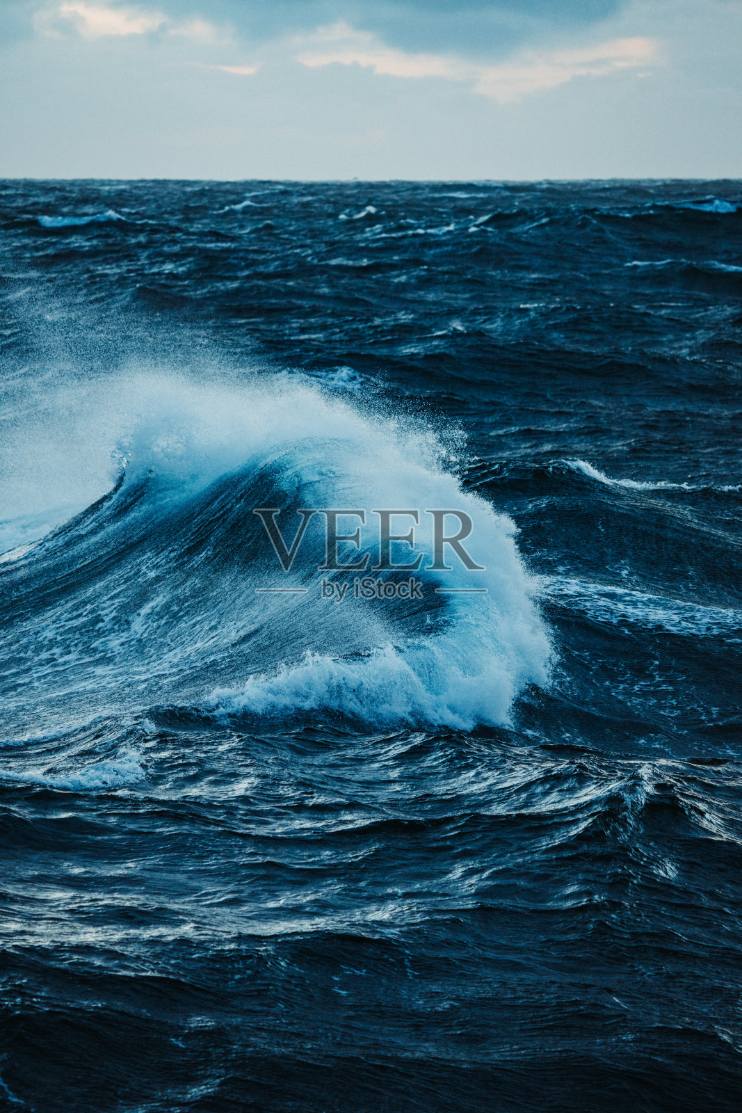 波涛汹涌的大海和海浪从一艘船照片摄影图片