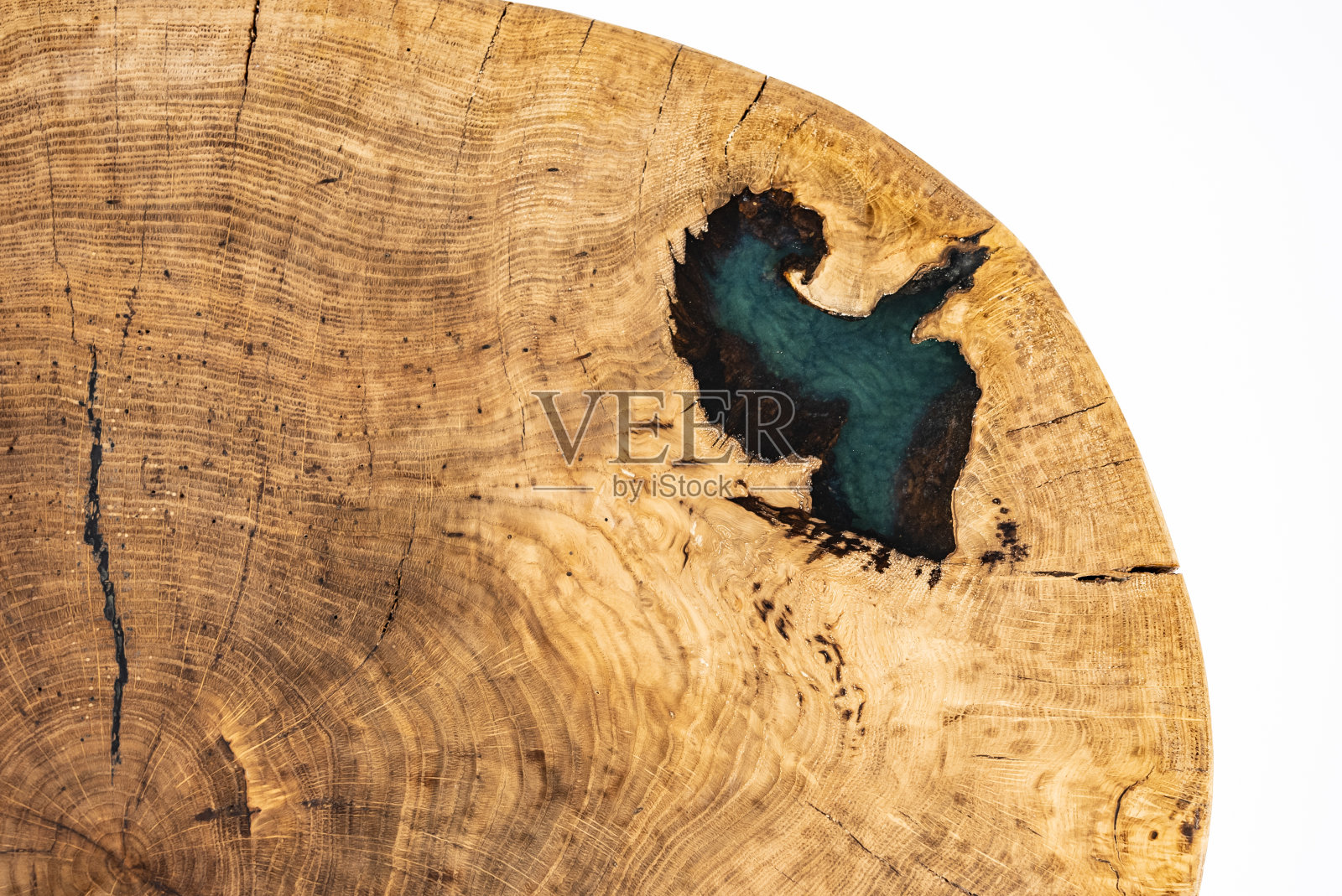 咖啡桌,客厅桌。树脂手工木桌。白色背景。照片摄影图片