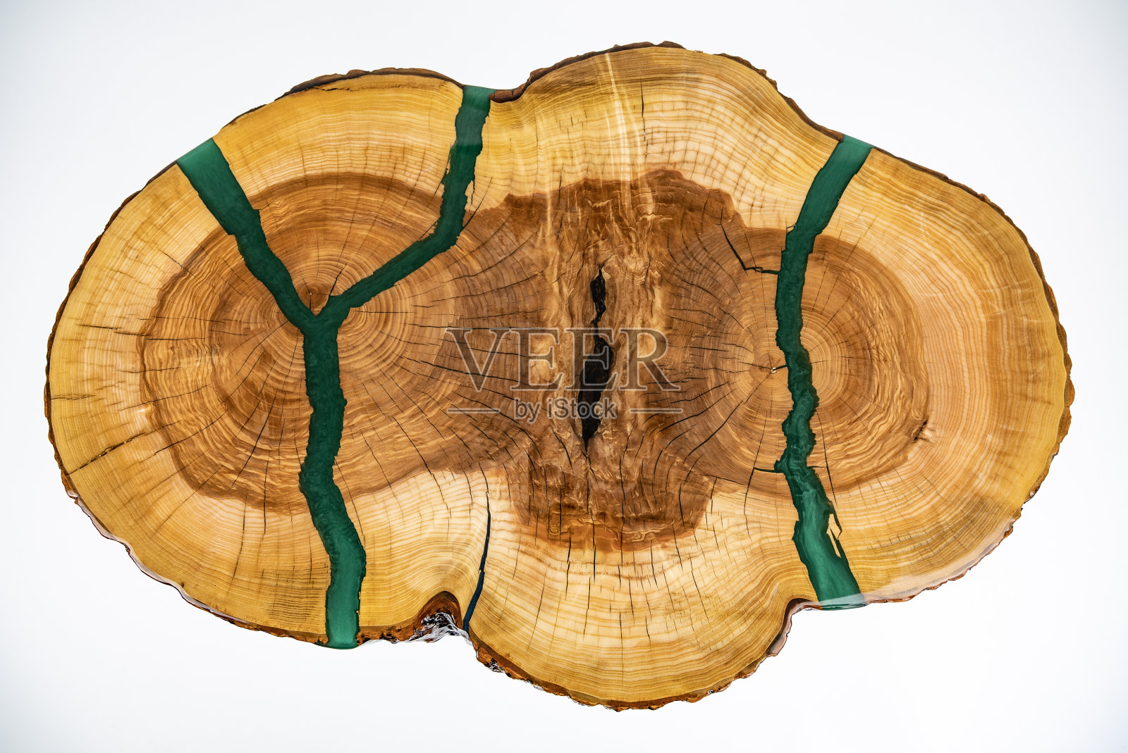 咖啡桌,客厅桌。树脂手工木桌。白色背景。照片摄影图片