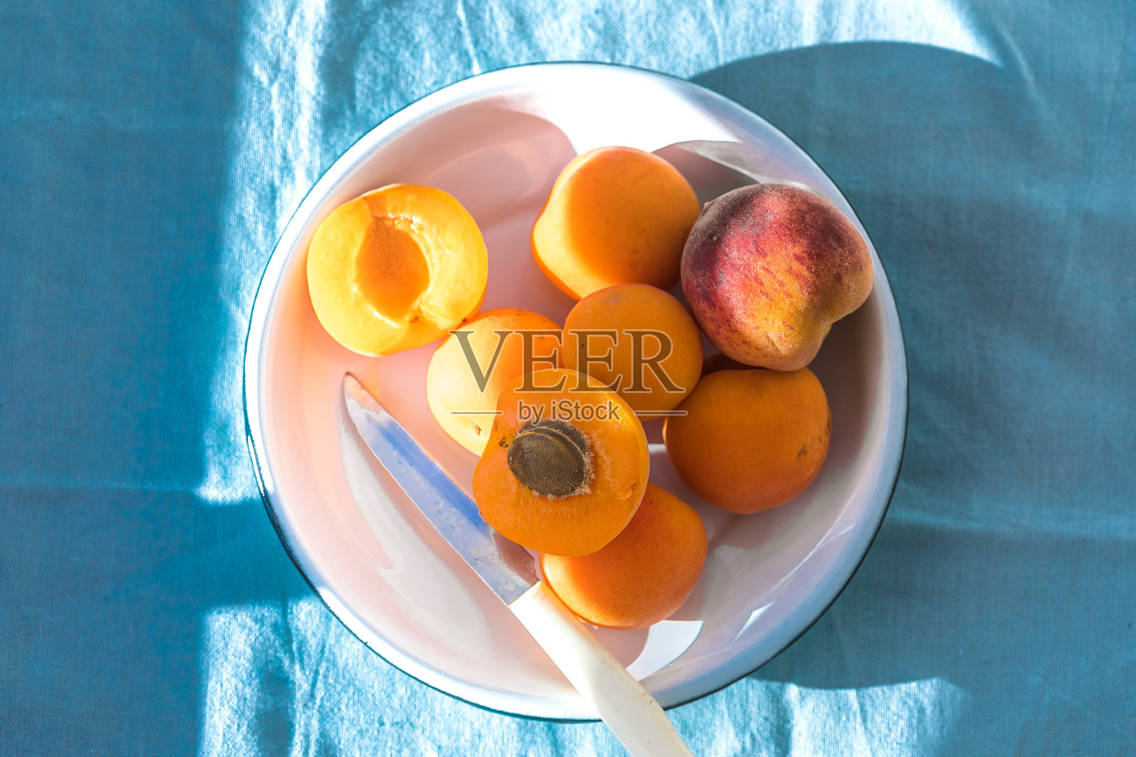 成熟的杏子,有文字复制空间。各种新鲜的夏季水果。照片摄影图片