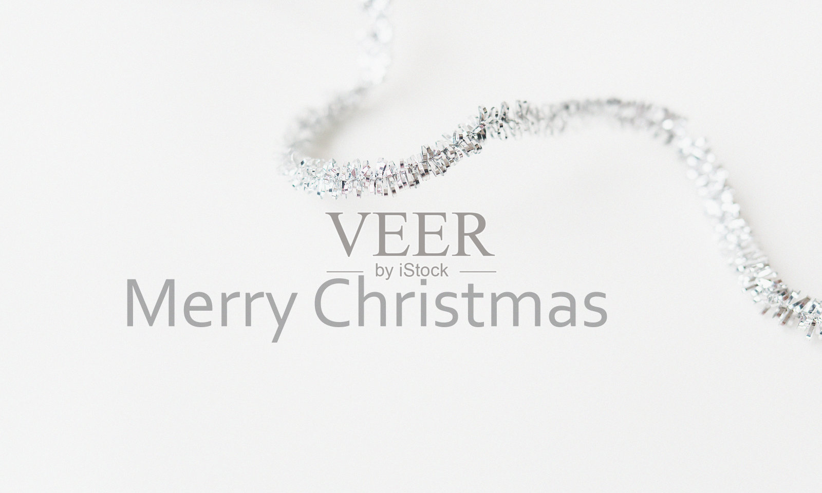 蓝色和银色的圣诞装饰与复制空间。写有“圣诞快乐”字样的贺卡。照片摄影图片