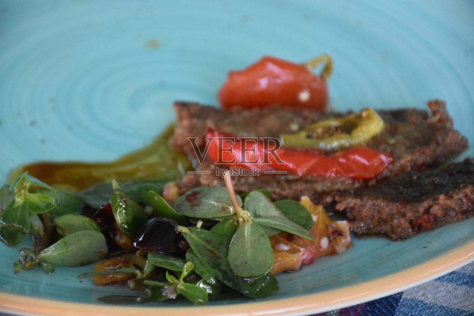 特写牛排和蔬菜在一个蓝色的盘子照片摄影图片