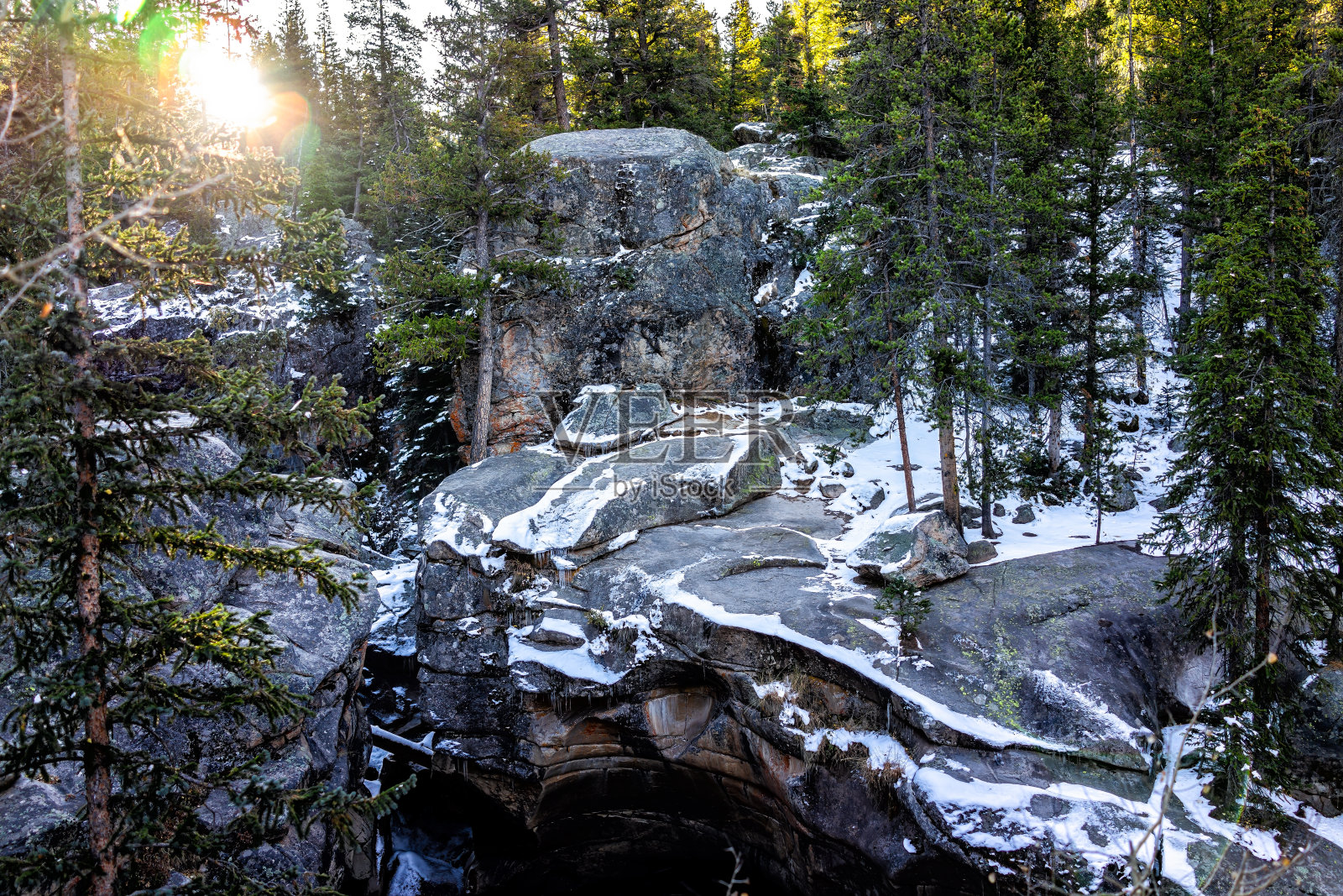 独立通道积雪覆盖的落基山景观的日出由洞穴洞穴池岩石附近的风景byway在早上附近的阿斯彭,科罗拉多州太阳耀斑日爆发照片摄影图片