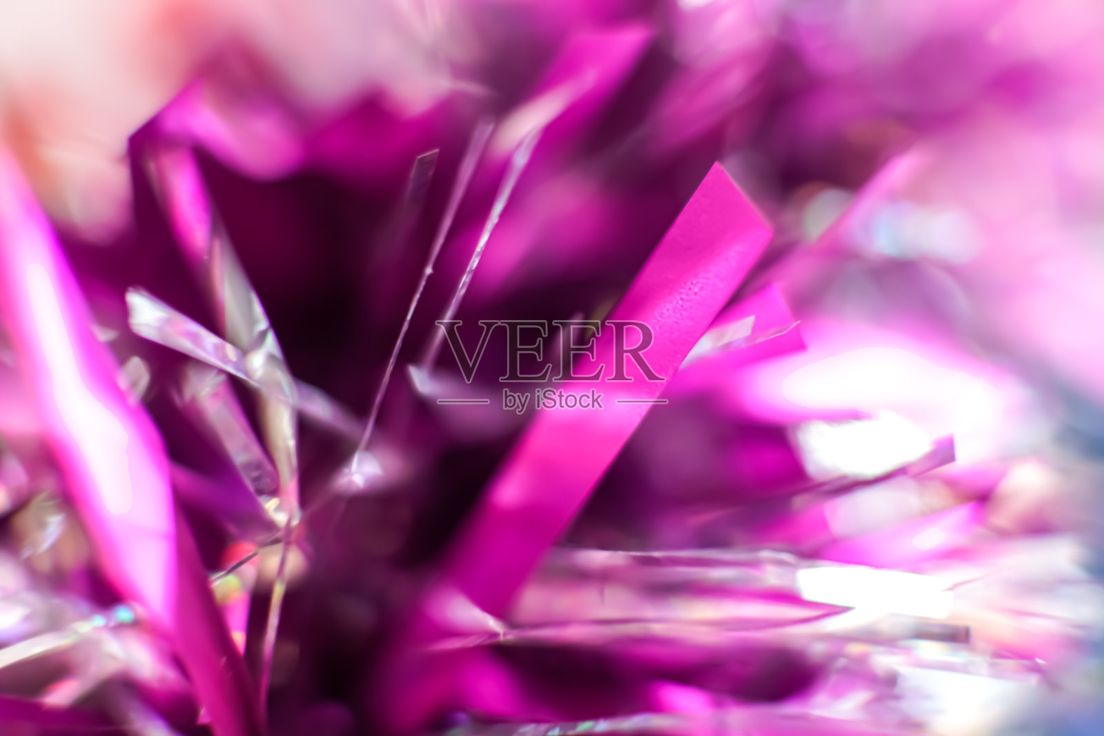 紫色和闪亮的抽象墙纸。前景嘉年华花环装饰照片摄影图片