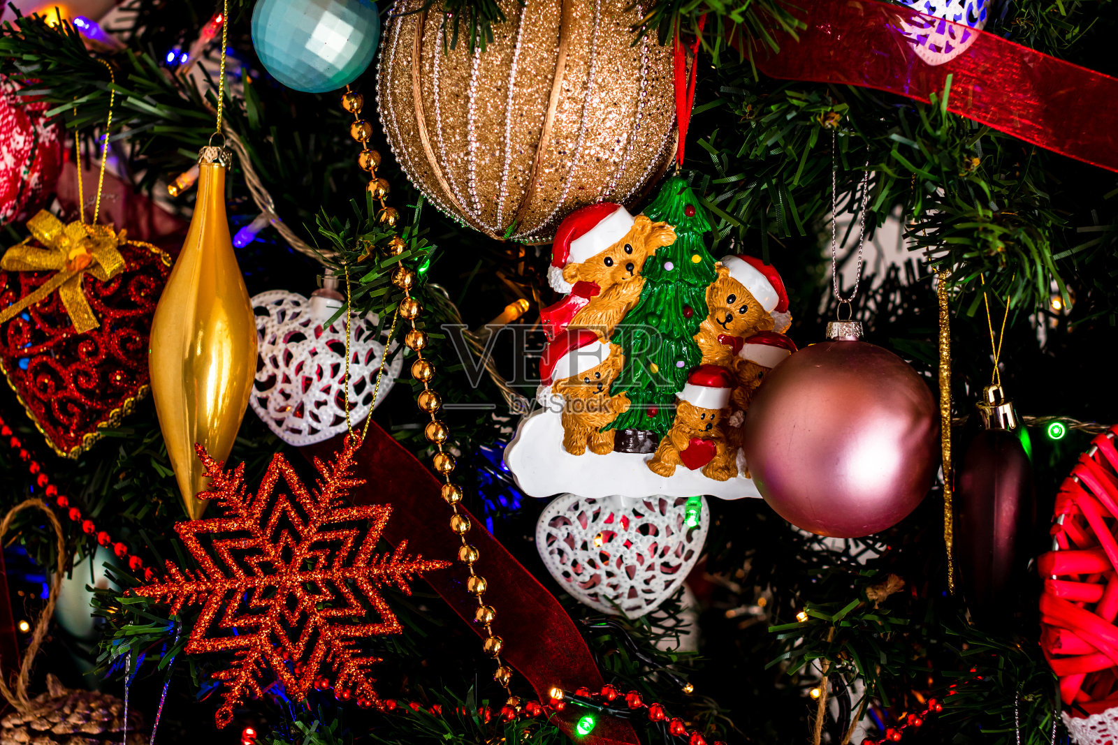 漂亮的圣诞装饰品和装饰品挂在圣诞树上照片摄影图片
