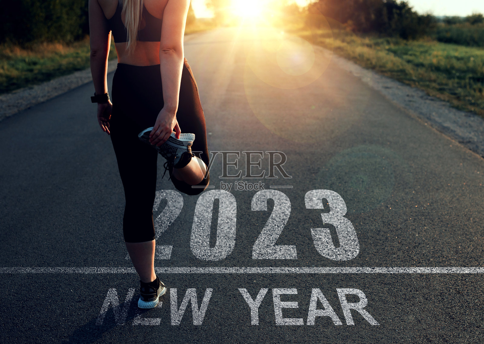 2023年,新的雄心、计划、目标和愿景。运动女孩奔向2023年,离开2022年照片摄影图片