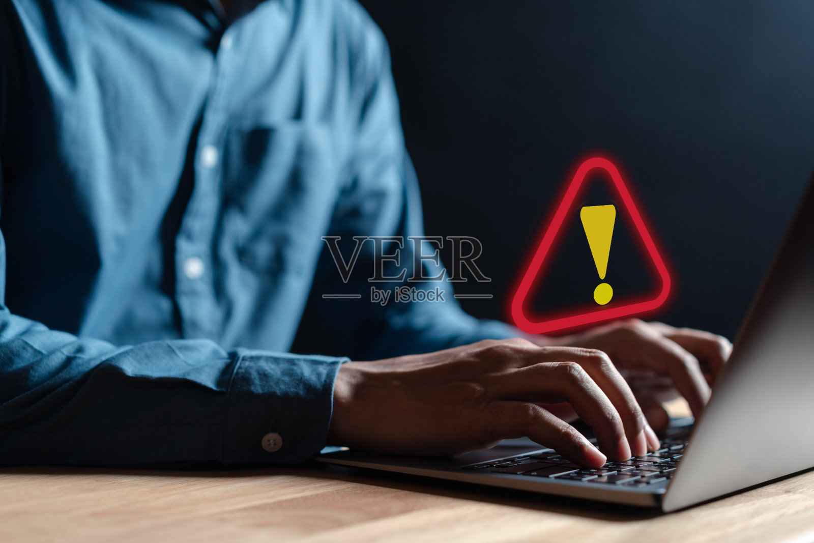 商人或it人员、程序员、开发人员使用带有三角形警告标志的笔记本电脑,以通知错误和维护照片摄影图片