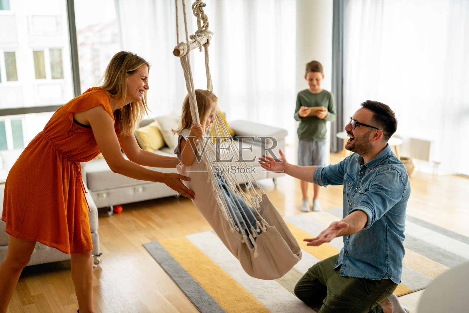 幸福的家庭,在家里一起玩,一起花时间照片摄影图片