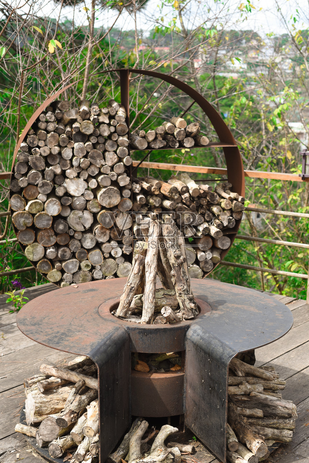 生火的地方有柴火,没有人照片摄影图片