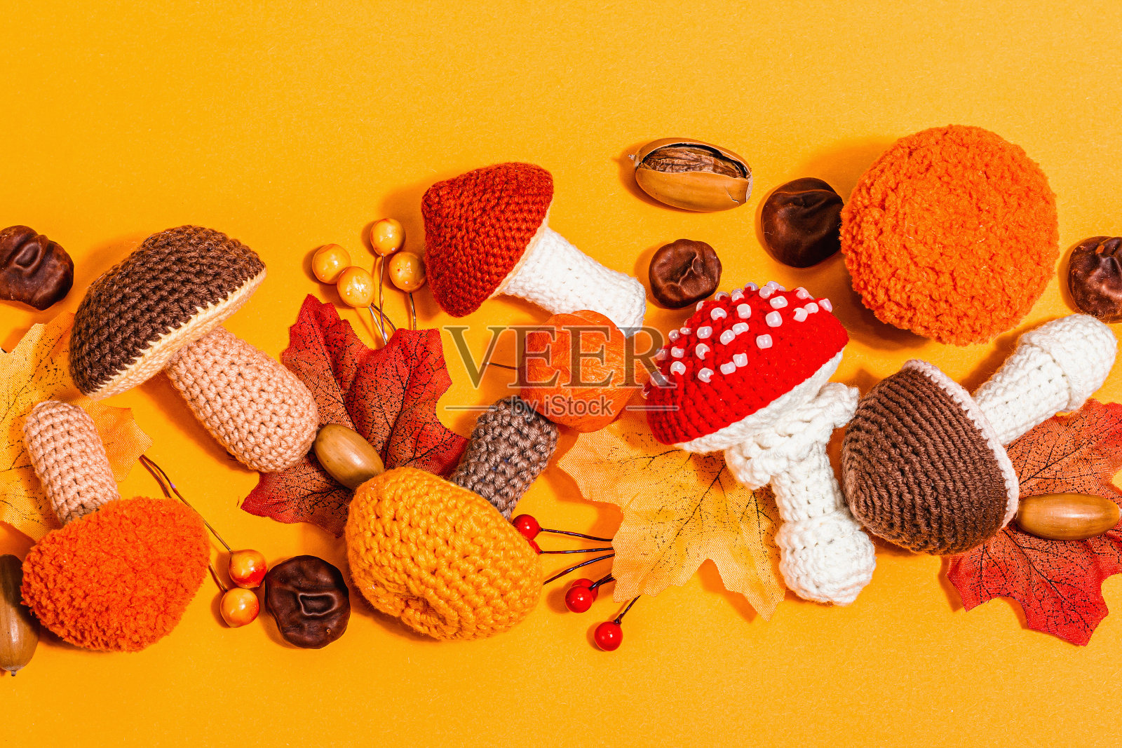 传统的秋天背景。各种针织蘑菇,手工概念照片摄影图片