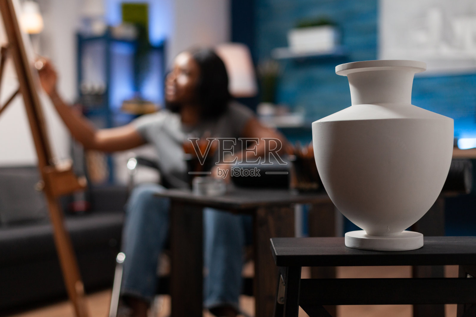有选择性的关注白色花瓶站在桌上的艺术家灵感照片摄影图片