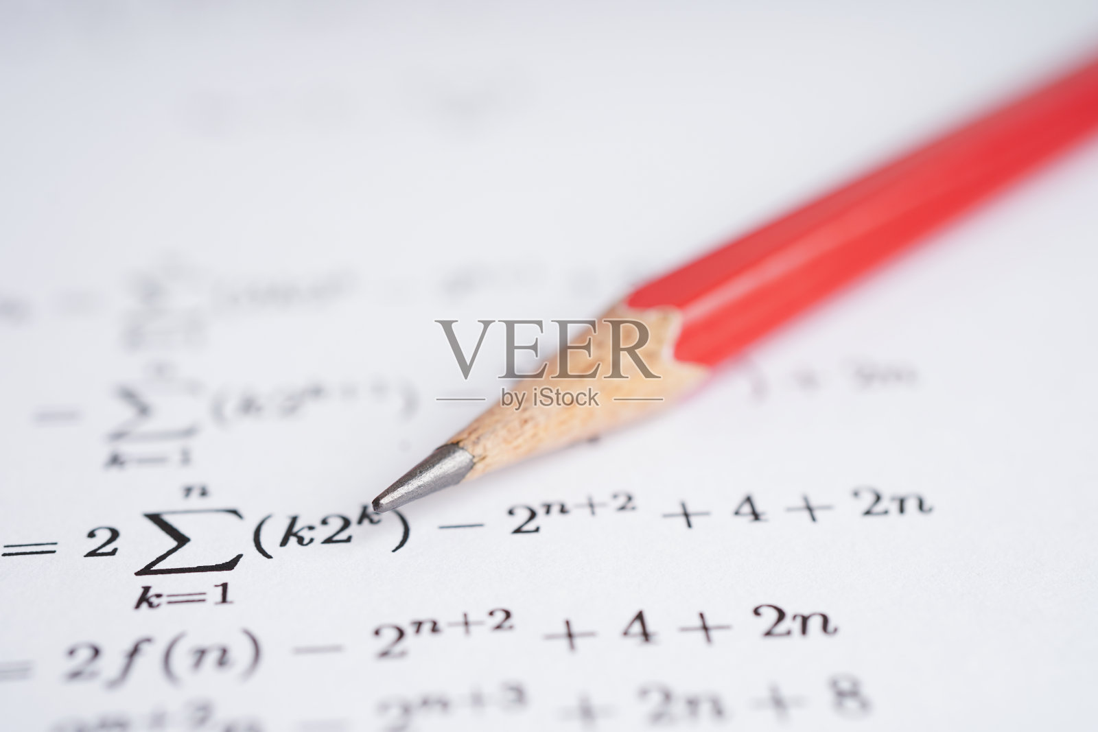 铅笔在教育学校数学公式习题试卷上。照片摄影图片