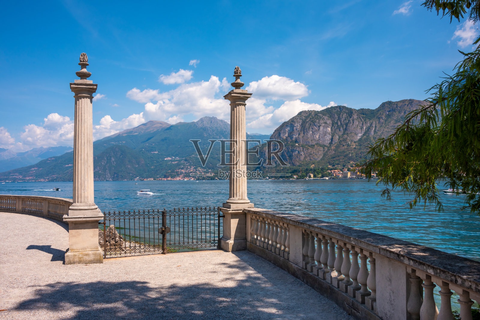 美丽的科莫湖全景在夏天,船旁边的海岸照片摄影图片