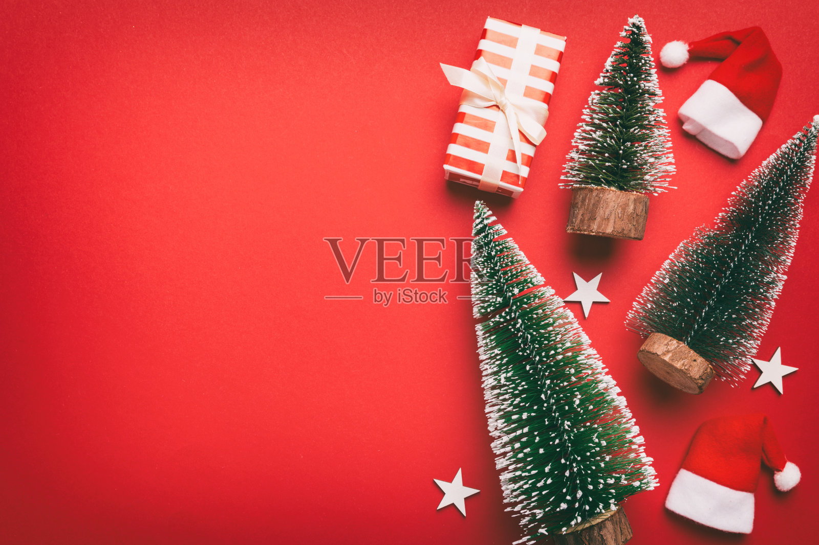 平面构图与圣诞树的彩色背景。带有复制空间的俯视图照片摄影图片