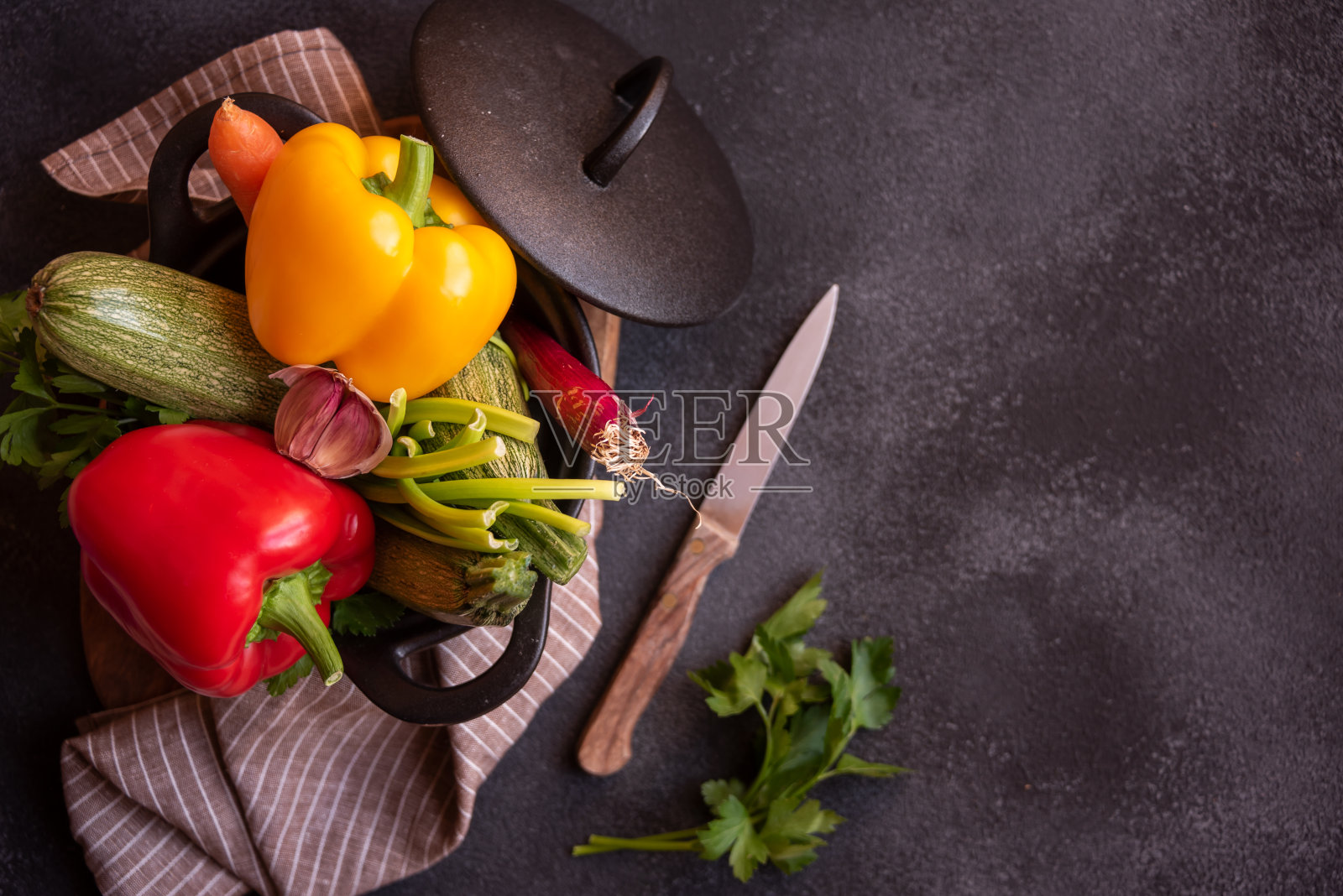 新鲜的甜椒和其他蔬菜照片摄影图片