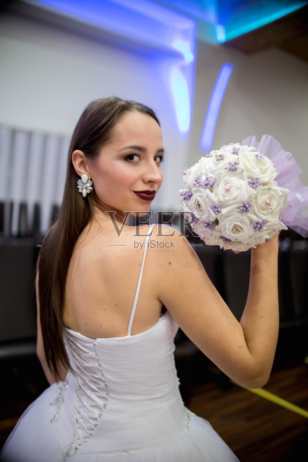 迷人的波斯尼亚新娘拿着一束花对着镜头摆姿势照片摄影图片