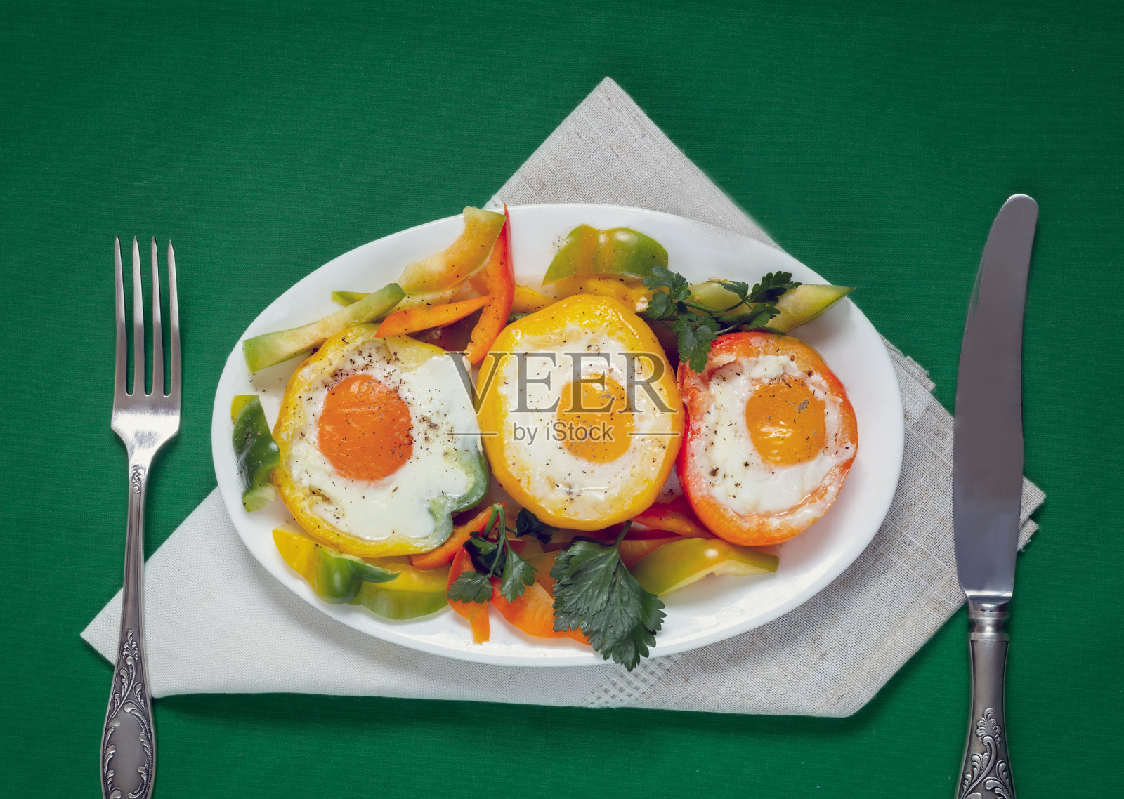 烤甜椒,里面有鸡蛋照片摄影图片