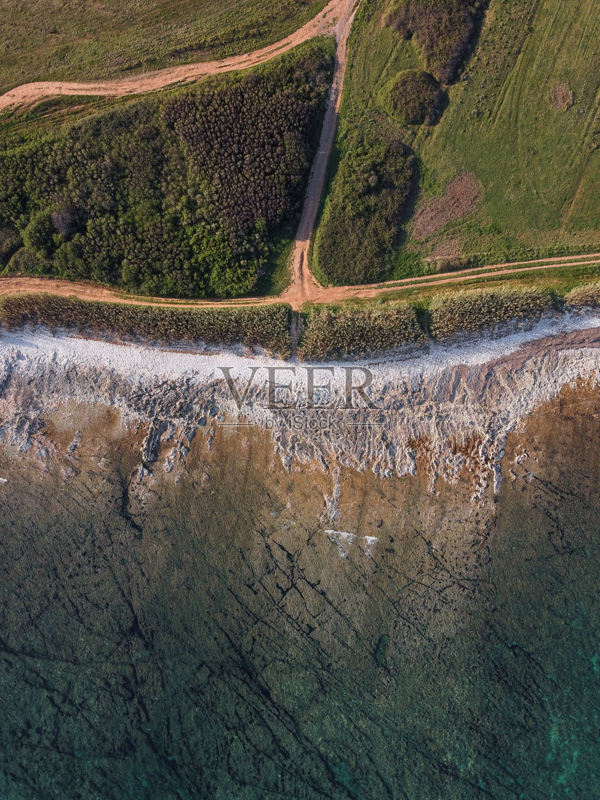 垂直航拍的海浪冲击海岸在当地的一个海滩名为Marlera在利兹詹照片摄影图片