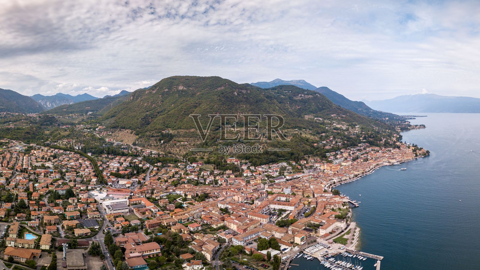 伦巴第省布雷西亚加尔达湖上的萨洛鸟瞰图照片摄影图片