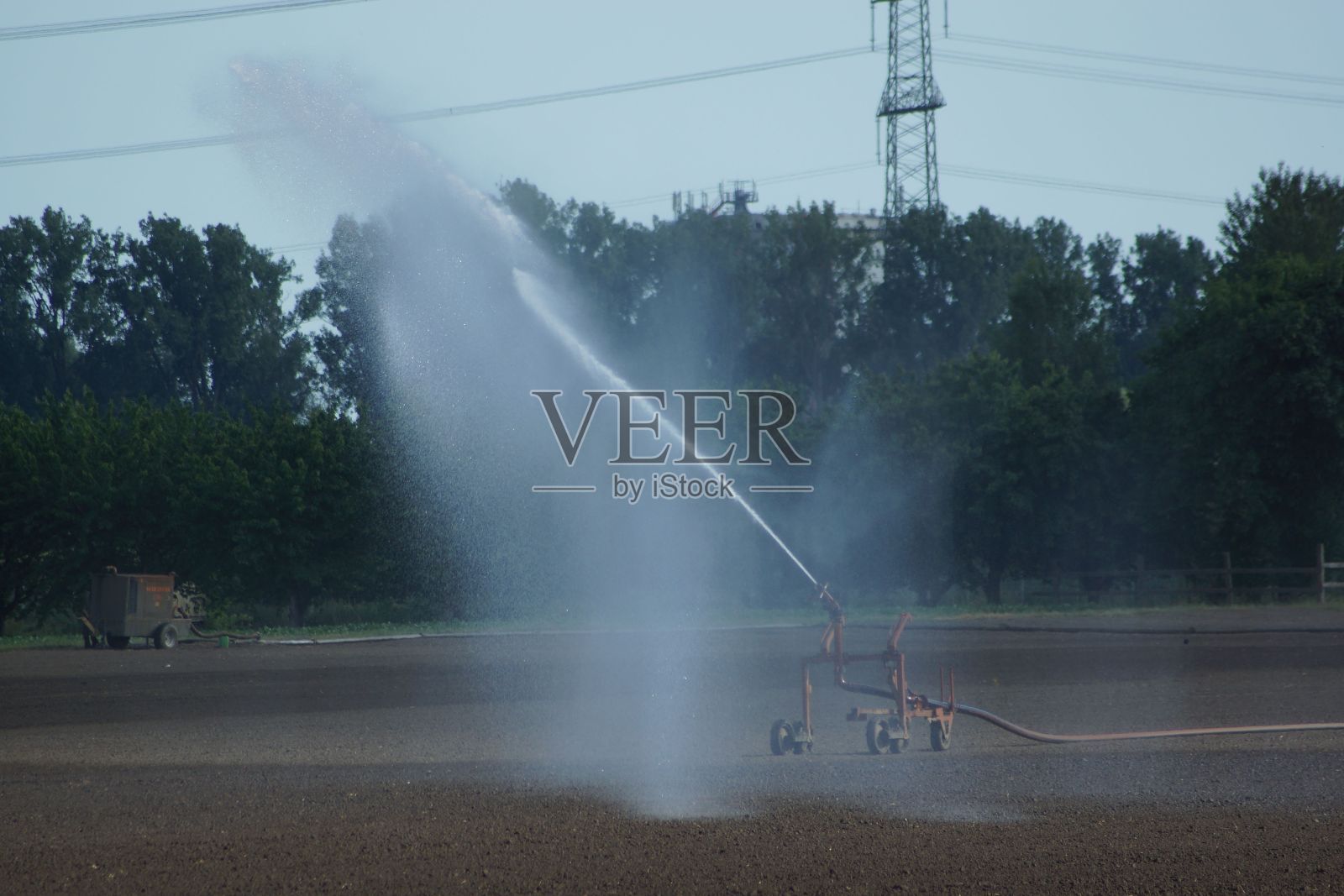 德国黑塞,夏季新播种的农田灌溉。照片摄影图片