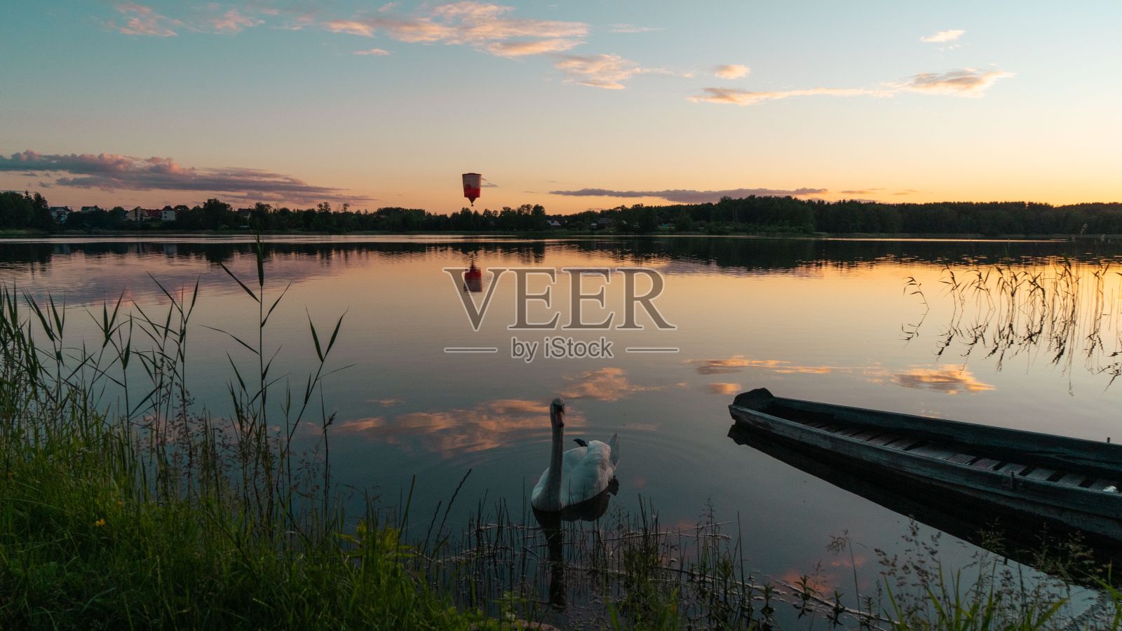湖面上金色夕阳的迷人景色照片摄影图片
