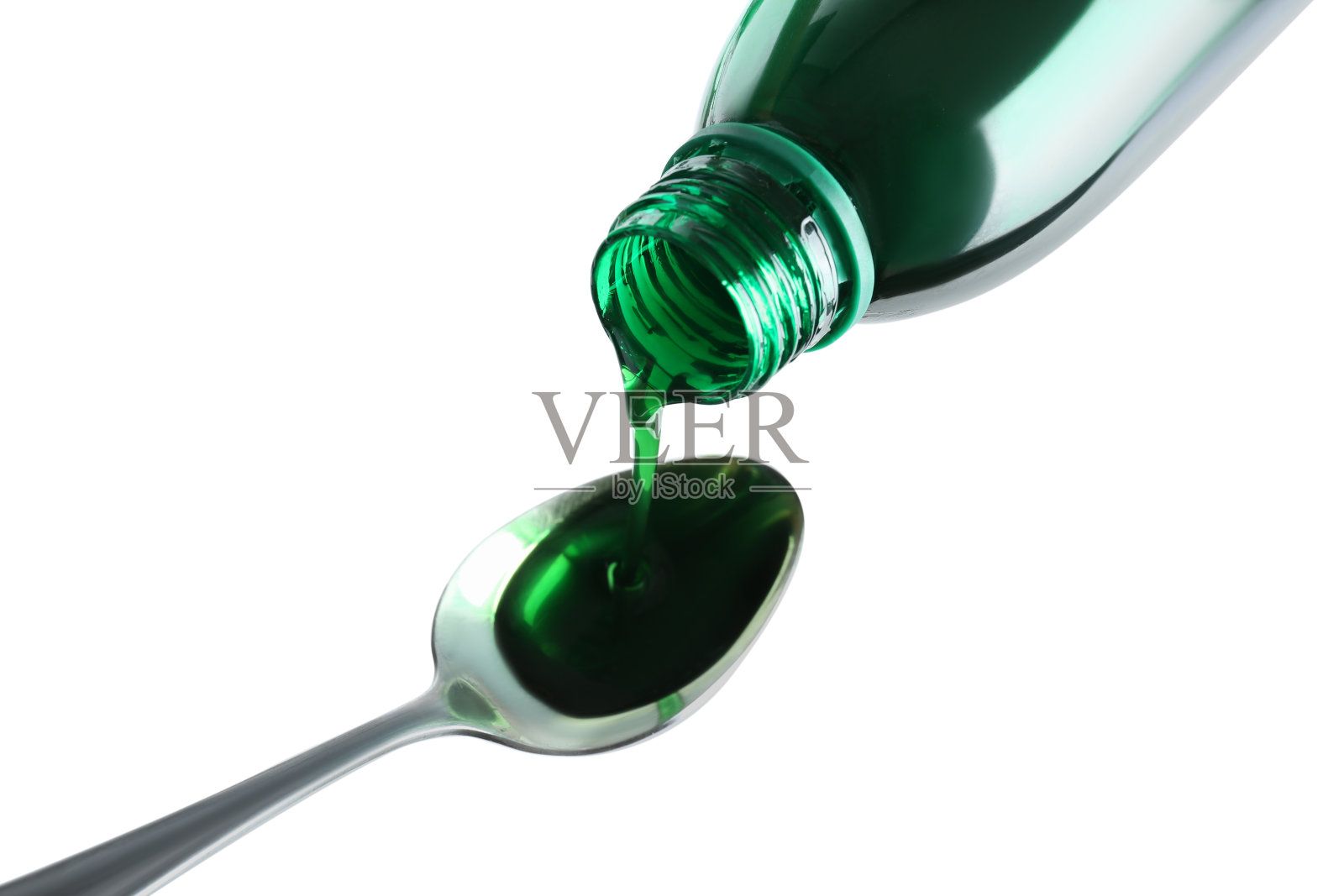 将咳嗽糖浆倒入白色背景的勺子中,上图照片摄影图片