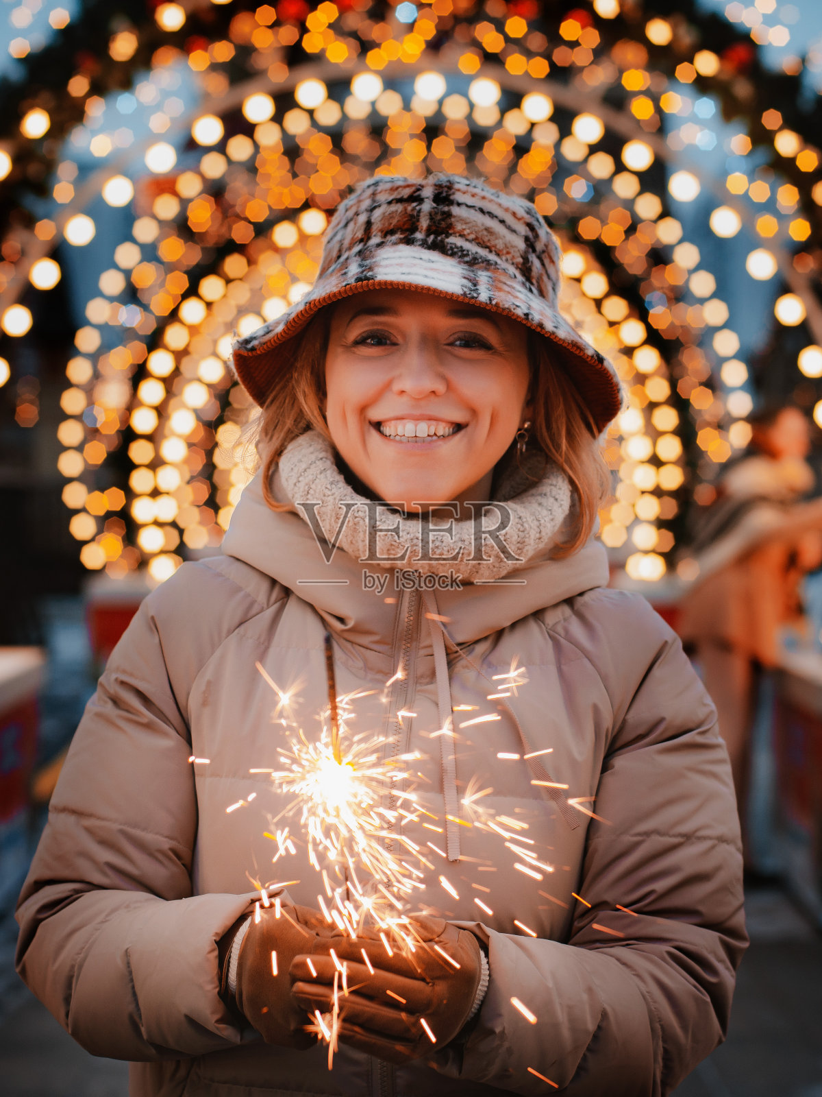 女孩女人走孟加拉闪闪的圣诞市场装饰节日灯晚上。照片摄影图片