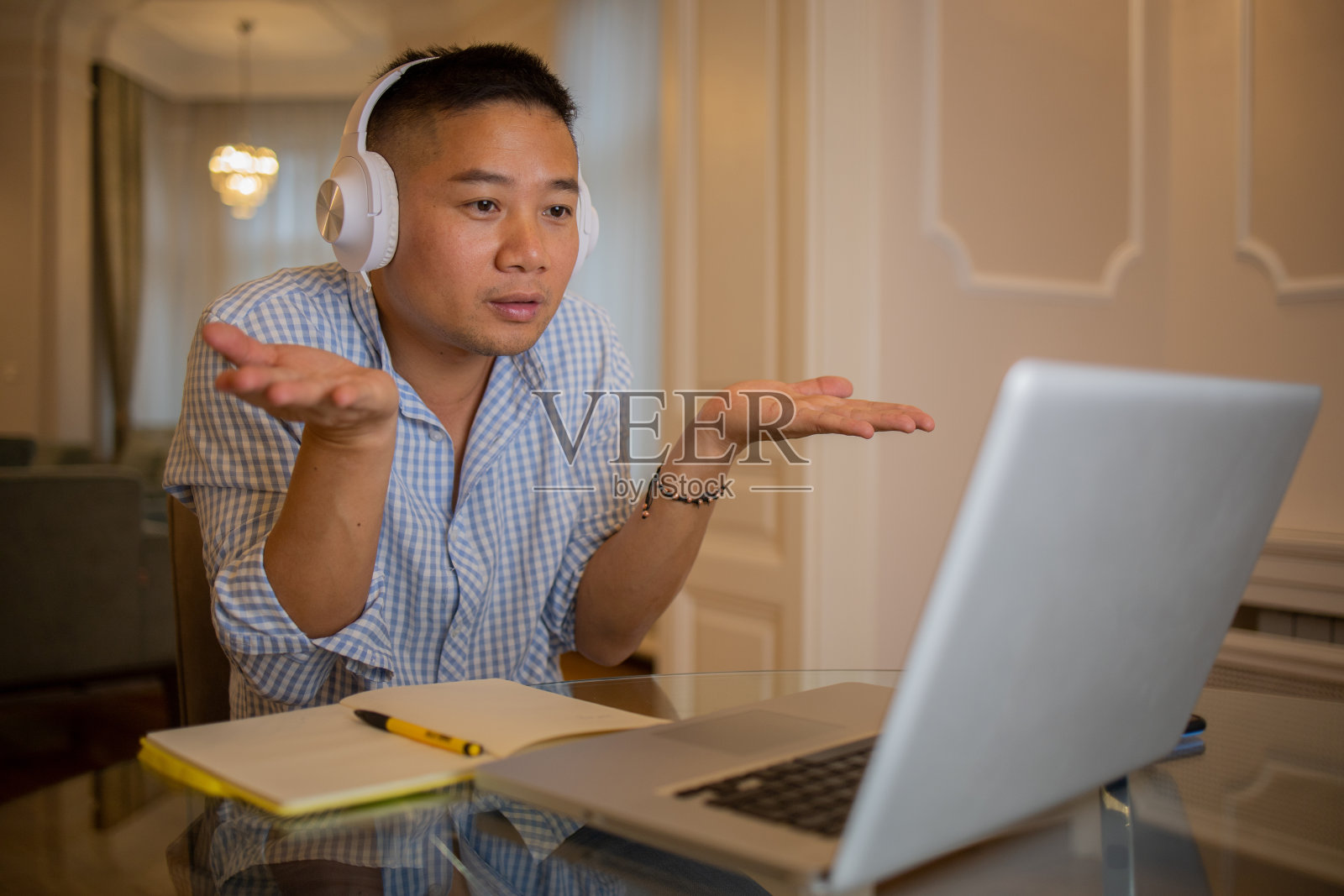 在家工作的男人照片摄影图片