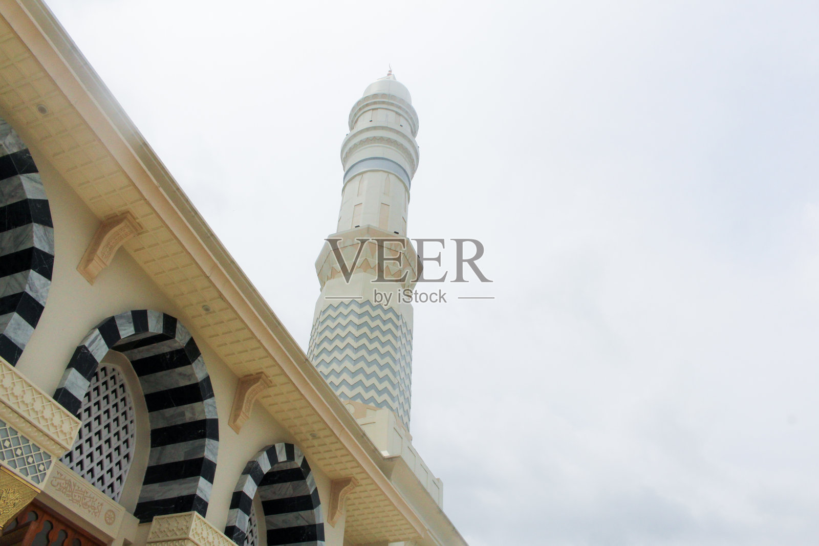 印尼清真寺和尖塔照片摄影图片