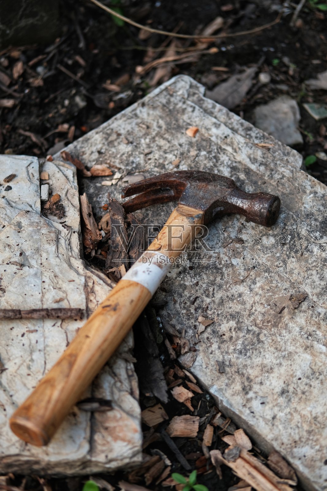 锤子放在石板上照片摄影图片