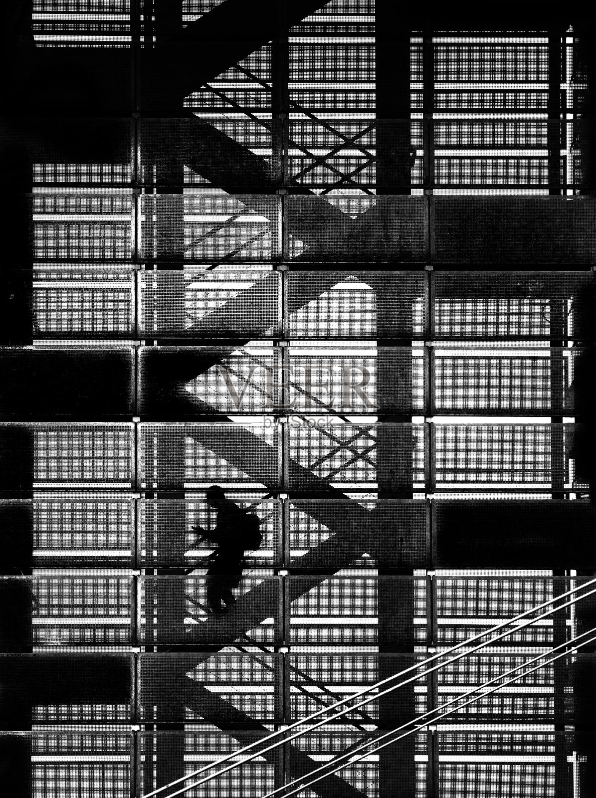 一个人走下大楼楼梯的灰度图照片摄影图片