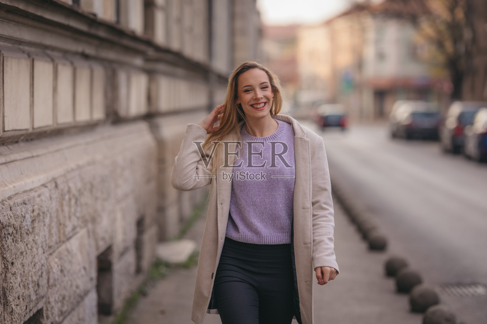 街上年轻漂亮的女孩。城市生活方式的写照。照片摄影图片