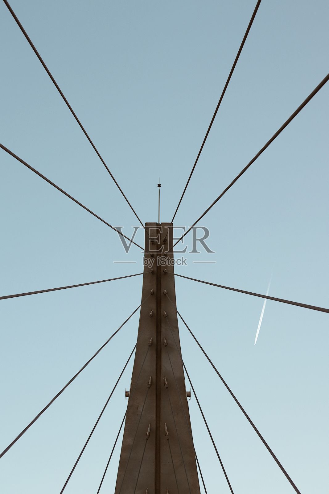 蓝天背景下的富恩吉罗拉步行桥的低角度垂直图像照片摄影图片